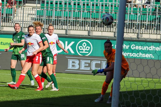 Wolfsburg, Deutschland: 02. Mai 2026 - 1. Frauen Bundesliga - 24. Spieltag - VfL Wolfsburg vs. RB Leipzig Im Bild: v.li. die Dritte Torschützin Lena Lattwein (VfL) macht das Tor zum 3:1 für Wolfsburg *** Wolfsburg, Germany 02 May 2026 1 Womens Bundesliga 24 Matchday VfL Wolfsburg vs RB Leipzig In the picture from left the third goal scorer Lena Lattwein VfL makes the goal to 3 1 for Wolfsburg Copyright: HMBxMedia MadeleinexFantini