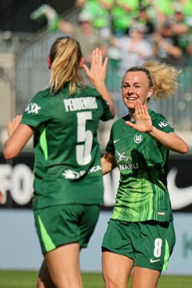 Wolfsburg, Germany 02 May 2026 1 Womens Bundesliga 24 Matchday VfL Wolfsburg vs RB Leipzig In the picture Goalscorer Lena Lattwein VfL scores the goal to make it 3 1 for Wolfsburg and cheers Copyright: HMBxMedia MadeleinexFantini