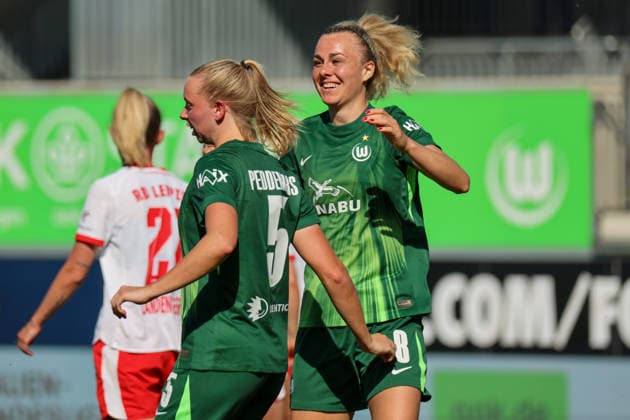 Wolfsburg, Germany 02 May 2026 1 Womens Bundesliga 24 Matchday VfL Wolfsburg vs RB Leipzig In the picture from left the second goal scorer Lena Lattwein VfL scores the goal to 3 1 for Wolfsburg and cheers with Ella Peddemors VfL Copyright: HMBxMedia MadeleinexFantini