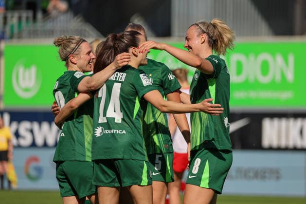 Wolfsburg, Germany 02 May 2026 1 Womens Bundesliga 24 Matchday VfL Wolfsburg vs RB Leipzig In the picture goal scorer Lena Lattwein VfL , right in the picture, scores the goal to make it 3 1 for Wolfsburg and cheers with her teammates Copyright: HMBxMedia MadeleinexFantini