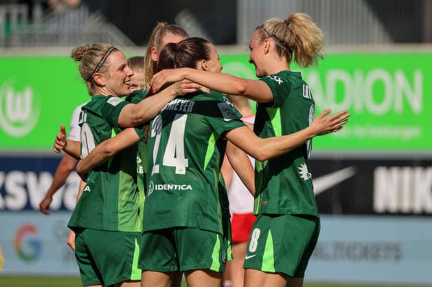 Wolfsburg, Germany 02 May 2026 1 Womens Bundesliga 24 Matchday VfL Wolfsburg vs RB Leipzig In the picture goal scorer Lena Lattwein VfL , right in the picture, scores the goal to make it 3 1 for Wolfsburg and cheers with her teammates Copyright: HMBxMedia MadeleinexFantini