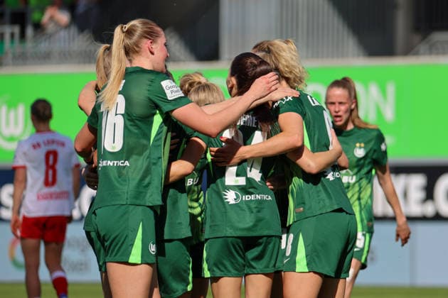 Wolfsburg, Germany 02 May 2026 1 Womens Bundesliga 24 Matchday VfL Wolfsburg vs RB Leipzig In the picture goal scorer Lena Lattwein VfL , right in the picture, scores the goal to make it 3 1 for Wolfsburg and cheers with her teammates Copyright: HMBxMedia MadeleinexFantini