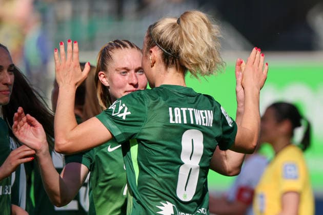 Wolfsburg, Germany 02 May 2026 1 Womens Bundesliga 24 Matchday VfL Wolfsburg vs RB Leipzig In the picture from left the second goal scorer Lena Lattwein VfL scores the goal to 3 1 for Wolfsburg and cheers with Janina Minge VfL Copyright: HMBxMedia MadeleinexFantini