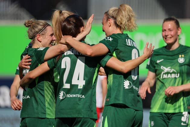 Wolfsburg, Germany 02 May 2026 1 Womens Bundesliga 24 Matchday VfL Wolfsburg vs RB Leipzig In the picture goal scorer Lena Lattwein VfL , right in the picture, scores the goal to 3 1 for Wolfsburg and cheers Copyright: HMBxMedia MadeleinexFantini