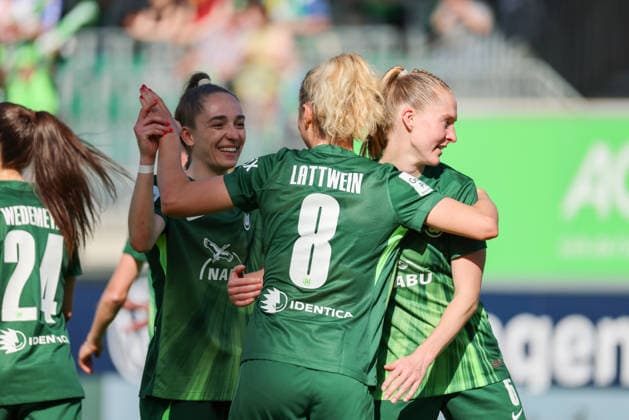 Wolfsburg, Germany 02 May 2026 1 Womens Bundesliga 24 Matchday VfL Wolfsburg vs RB Leipzig In the picture from left the second scorer Lena Lattwein VfL makes the goal to 3 1 for Wolfsburg and cheers with Sophia Kleinherne VfL and Janina Minge VfL Copyright: HMBxMedia MadeleinexFantini