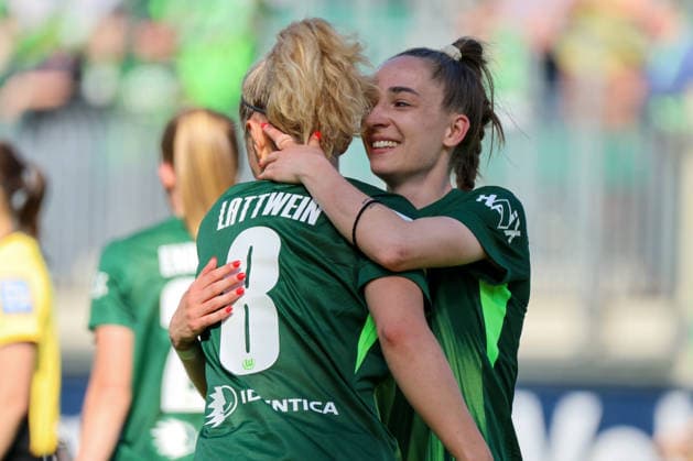 Wolfsburg, Germany 02 May 2026 1 Womens Bundesliga 24 Matchday VfL Wolfsburg vs RB Leipzig In the picture from left scorer Lena Lattwein VfL makes the goal to 3 1 for Wolfsburg and cheers with Sophia Kleinherne VfL Copyright: HMBxMedia MadeleinexFantini
