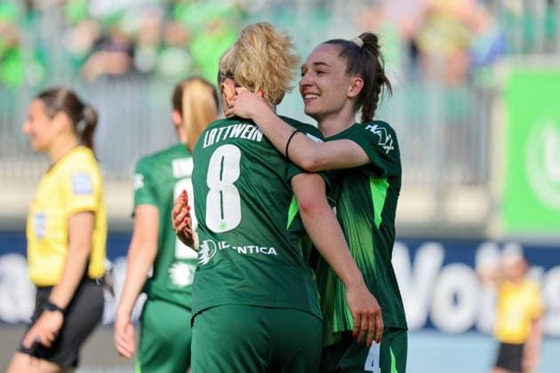Wolfsburg, Germany 02 May 2026 1 Womens Bundesliga 24 Matchday VfL Wolfsburg vs RB Leipzig In the picture from left scorer Lena Lattwein VfL makes the goal to 3 1 for Wolfsburg and cheers with Sophia Kleinherne VfL Copyright: HMBxMedia MadeleinexFantini