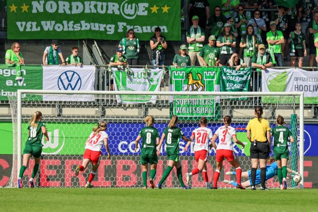 Wolfsburg, Germany 02 May 2026 1 Womens Bundesliga 24 Matchday VfL Wolfsburg vs RB Leipzig In the picture goalkeeper Stina Johannes VfL , right in the picture, holds the ball and prevents a goal for Wolfsburg Copyright: HMBxMedia MadeleinexFantini