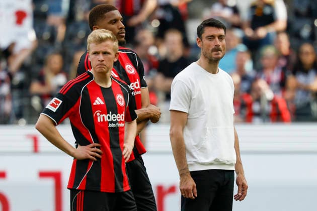 v.l.n.r. Enttaeuschung, niedergeschlagen, deprimiert, frust, enttaeuscht, enttaeuscht schauend, dissapointed bei Jonathan Burkardt (Eintracht Frankfurt, 9), Aurele Amenda (Eintracht Frankfurt, 5) und Trainer Albert Riera (Eintracht Frankfurt), im Bundesliga-Spiel zwischen Eintracht Frankfurt und dem Hamburger SV in der Deutsche Bank Park, Frankfurt am Main, Deutschland, am 2. Mai 2026. in action during the Bundesliga match between Eintracht Frankfurt and Hamburger SV at the Deutsche Bank Park, Frankfurt, Germany, on May 2, 2026. DFB DFL REGULATIONS PROHIBIT ANY USE OF PHOTOGRAPHS AS IMAGE SEQUENCES AND OR QUASI-VIDEO, *** v l n r disappointment, dejected, depressed, frustrated, disappointed, looking disappointed, dissapointed at Jonathan Burkardt Eintracht Frankfurt, 9 , Aurele Amenda Eintracht Frankfurt, 5 and coach Albert Riera Eintracht Frankfurt , in the Bundesliga match between Eintracht Frankfurt and Hamburger SV at the Deutsche Bank Park, Frankfurt am Main, Germany, am 2 Mai 2026 in action during the Bundesliga match between Eintracht Frankfurt and Hamburger SV at the Deutsche Bank Park, Frankfurt, Germany, on May 2, 2026 DFB DFL REGULATIONS PROHIBIT ANY USE OF PHOTOGRAPHS AS IMAGE SEQUENCES AND OR QUASI VIDEO, Copyright: HMBxMedia xHeikoxBecker