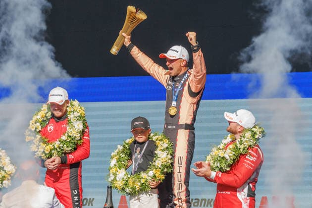 Nico Müller (SUI, Porsche) feiert seinen ersten Formel-E-Sieg; Siegerehrung; Jubel, 02.05.2026, Berlin (Deutschland), Motorsport, ABB FIA Formula E World Championship, WM, Weltmeisterschaft Berlin E-Prix 2026 *** Nico Müller SUI, Porsche celebrates his first Formula E victory Victory ceremony, 02 05 2026, Berlin Germany , Motorsport, ABB FIA Formula E World Championship, Berlin E Prix 2026 xprx