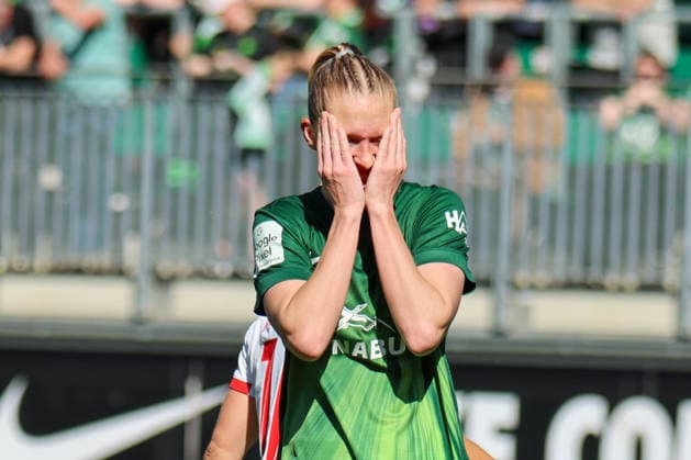 Wolfsburg, Germany 02 May 2026 1 Womens Bundesliga 24 Matchday VfL Wolfsburg vs RB Leipzig In the picture Janina Minge VfL holds her hands in front of her face Copyright: HMBxMedia MadeleinexFantini