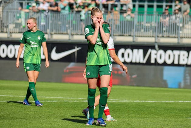 Wolfsburg, Germany 02 May 2026 1 Womens Bundesliga 24 Matchday VfL Wolfsburg vs RB Leipzig In the picture Janina Minge VfL holds her hands in front of her face Copyright: HMBxMedia MadeleinexFantini