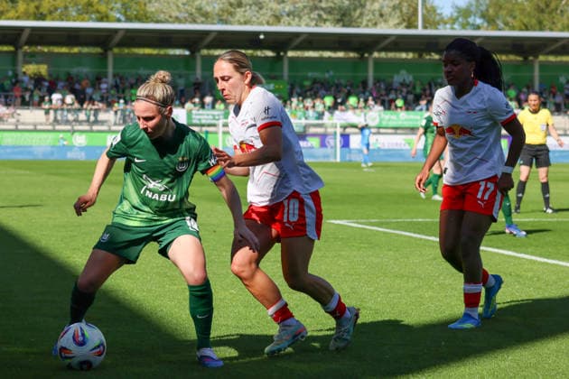 Wolfsburg, Germany 02 May 2026 1 Womens Bundesliga 24 Matchday VfL Wolfsburg vs RB Leipzig In the picture from left in the duel Svenja Huth VfL , Gina Chmielinski RB Leipzig and Delice Boboy RB Leipzig Copyright: HMBxMedia MadeleinexFantini