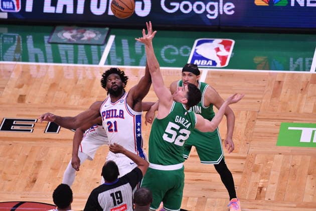 Boston Celtics v Philadelphia 76ers - NBA, Basketball Herren, USA Playoffs BOSTON, UNITED STATES - MAY 02: Joel Embiid (21) of the Philadelphia 76ers and Luka Garza (52) of the Boston Celtics jump for the ball during the opening tip-off of the NBA Eastern Conference playoff match at TD Garden in Boston, Massachusetts, on May 02, 2026. Joseph Prezioso Anadolu Massachusetts United States. Editorial use only. Please get in touch for any other usage.  Copyright: x2026xAnadoluxJosephxPreziosox