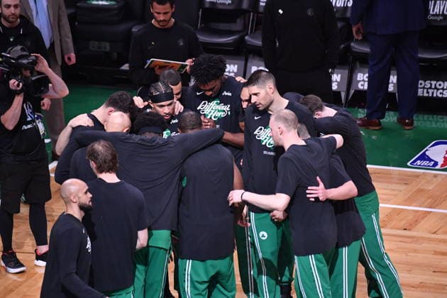 Boston Celtics v Philadelphia 76ers - NBA, Basketball Herren, USA Playoffs BOSTON, UNITED STATES - MAY 02: Players of the Boston Celtics come together before the match start during the first quarter of a game against the Philadelphia 76ers in Game Seven of the First Round of the NBA Eastern Conference Playoffs at TD Garden in Boston, Massachusetts, on May 02, 2026 Joseph Prezioso Anadolu Massachusetts United States. Editorial use only. Please get in touch for any other usage.  Copyright: x2026xAnadoluxJosephxPreziosox