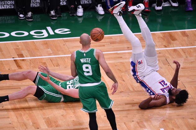 Boston Celtics v Philadelphia 76ers - NBA, Basketball Herren, USA Playoffs BOSTON, UNITED STATES - MAY 02: Luka Garza (52) of the Boston Celtics and Joel Embiid (21) of the Philadelphia 76ers hit the floor as they collide during the Game Seven of the First Round of the NBA Eastern Conference Playoffs at TD Garden in Boston, Massachusetts, on May 02, 2026. Joseph Prezioso Anadolu Massachusetts United States. Editorial use only. Please get in touch for any other usage.  Copyright: x2026xAnadoluxJosephxPreziosox