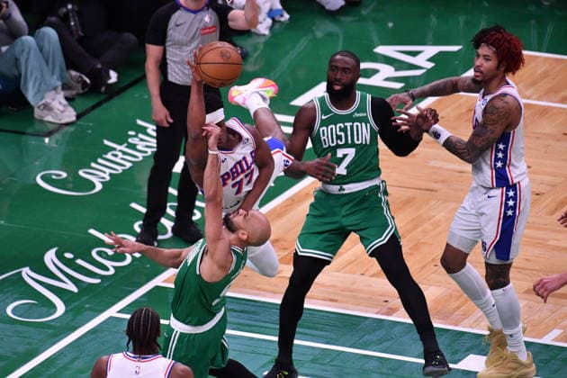 Boston Celtics v Philadelphia 76ers - NBA, Basketball Herren, USA Playoffs BOSTON, UNITED STATES - MAY 02: VJ Edgecombie (77) of Philadelphia 76ers blocks a shot by Celtics’ Derrick White (9) during a match between the Boston Celtics face the Philadelphia 76ers in Game Seven of their first-round playoff series at TD Garden in Boston, Massachusetts, on May 02, 2026. Joseph Prezioso Anadolu Massachusetts United States. Editorial use only. Please get in touch for any other usage.  Copyright: x2026xAnadoluxJosephxPreziosox