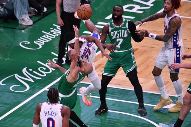 Boston Celtics v Philadelphia 76ers - NBA, Basketball Herren, USA Playoffs BOSTON, UNITED STATES - MAY 02: VJ Edgecombie (77) of Philadelphia 76ers blocks a shot by Celtics’ Derrick White (9) during a match between the Boston Celtics face the Philadelphia 76ers in Game Seven of their first-round playoff series at TD Garden in Boston, Massachusetts, on May 02, 2026. Joseph Prezioso Anadolu Massachusetts United States. Editorial use only. Please get in touch for any other usage.  Copyright: x2026xAnadoluxJosephxPreziosox