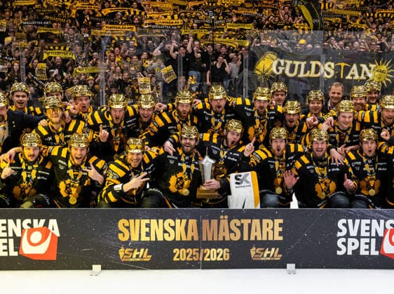 260502 Skellefteas spelare jublar med LeMat-pokalen när de poserar för en bild efter final fem i SHL mellan Skelleftea och Rögle den 2 maj 2026 i Skelleftea. *** 260502 Skellefteas players cheer with the LeMat trophy as they pose for a picture after the final five in SHL between Skelleftea and Rögle on May 2, 2026 in Skelleftea  Copyright: MATHIASxBERGELD BB260502MB236
