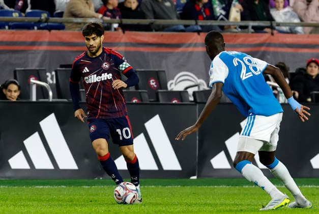 FOXBOROUGH, MA - MAY 02: Carles Gil 10 of the New England Revolution watched by Djibril Diani 28 of the Charlotte FC during a match between the New England Revolution and Charlotte FC on May 2, 2026, at Gillette Stadium in Foxborough, Massachusetts. (Photo by Fred Kfoury III Icon Sportswire) SOCCER: MAY 02 MLS, Fussball Herren, USA New England Revolution vs Charlotte FC EDITORIAL USE ONLY Icon482260502010