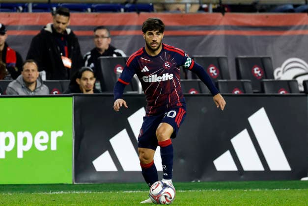 FOXBOROUGH, MA - MAY 02: Carles Gil 10 of the New England Revolution holds the ball during a match between the New England Revolution and Charlotte FC on May 2, 2026, at Gillette Stadium in Foxborough, Massachusetts. (Photo by Fred Kfoury III Icon Sportswire) SOCCER: MAY 02 MLS, Fussball Herren, USA New England Revolution vs Charlotte FC EDITORIAL USE ONLY Icon482260502004