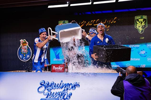 May 3, 2026, Porto, Porto, Portugal: PORTO, PORTUGAL - MAY 02: Francesco Farioli, Head Coach of FC Porto, gets an ice bath by FC Porto players during the press conference, PK, Pressekonferenz after the Primeira Liga match between FC Porto and FC Alverca at Estadio do Dragao on May 02, 2026 in Porto, Portugal Porto Portugal - ZUMAe141 20260503_zsp_e141_011 Copyright: xLuisxEirasx