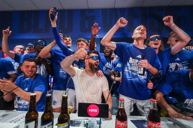 2. Bundesliga - FC Schalke 04 - Fortuna Düsseldorf am 02.05.2026 in der Veltins-Arena auf Schalke Jubel und Freude über den Aufstieg bei Trainer Miron Muslic (Schalke) , Timo Becker (Schalke 5) *** 2 Bundesliga FC Schalke 04 Fortuna Düsseldorf on 02 05 2026 in the Veltins Arena on Schalke Cheers and joy about the promotion with coach Miron Muslic Schalke , Timo Becker Schalke 5 MH
