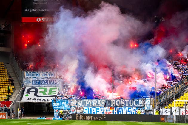 Pyrotechnik der Hansa Fans Alemannia Aachen vs. FC Hansa Rostock, Fussball, 3. Liga, 36. Spieltag, Saison 2025 2026, 02.05.2026 DFB REGULATIONS PROHIBIT ANY USE OF PHOTOGRAPHS AS IMAGE SEQUENCES AND OR QUASI-VIDEO Alemannia Aachen vs. FC Hansa Rostock, Fussball, 3. Liga, 36. Spieltag, Saison 2025 2026, 02.05.2026 Aachen *** Pyrotechnics of Hansa fans Alemannia Aachen vs FC Hansa Rostock, Football, 3 Liga, Matchday 36, Season 2025 2026, 02 05 2026 DFB REGULATIONS PROHIBIT ANY USE OF PHOTOGRAPHS AS IMAGE SEQUENCES AND OR QUASI VIDEO Alemannia Aachen vs FC Hansa Rostock, Football, 3 Liga, Matchday 36, Season 2025 2026, 02 05 2026 Aachen Copyright: xEibner-Pressefoto J.xDerondeaux EP_JDU