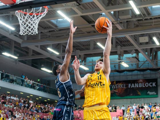 Carlos Carter Eisbaeren Bremerhaven 6 , Lukas Milner Tigers Tuebingen 17 , Tigers Tuebingen vs Eisbaeren Bremerhaven, Basketball, 2 Basketball Bundesliga ProA, Season 2025 2026, Matchday 34, 02 05 2026, Tigers Tuebingen vs Eisbaeren Bremerhaven, Basketball, 2 Basketball Bundesliga ProA, Season 2025 2026, Matchday 34, 02 05 2026 Tuebingen Copyright: xEibner-Pressefoto FlorianxSchustx EP_FSU