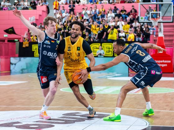 Raphael Falkenthal Eisbaeren Bremerhaven 2 , Miles Tention Tigers Tuebingen 03 , Jemarl Baker Jr Eisbaeren Bremerhaven 8 , Tigers Tuebingen vs Eisbaeren Bremerhaven, Basketball, 2 Basketball Bundesliga ProA, Season 2025 2026, Matchday 34, 02 05 2026, Tigers Tuebingen vs Eisbaeren Bremerhaven, Basketball, 2 Basketball Bundesliga ProA, Season 2025 2026, Matchday 34, 02 05 2026 Tuebingen Copyright: xEibner-Pressefoto FlorianxSchustx EP_FSU