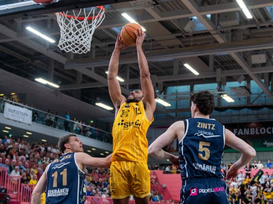 Patrick Emilien Tigers Tuebingen 15 , Lorenz Brenneke Eisbaeren Bremerhaven 11 , Benjamin Zintz Eisbaeren Bremerhaven 5 , Tigers Tuebingen vs Eisbaeren Bremerhaven, Basketball, 2 Basketball Bundesliga ProA, Season 2025 2026, Matchday 34, 02 05 2026, Tigers Tuebingen vs Eisbaeren Bremerhaven, Basketball, 2 Basketball Bundesliga ProA, Season 2025 2026, Matchday 34, 02 05 2026 Tuebingen Copyright: xEibner-Pressefoto FlorianxSchustx EP_FSU