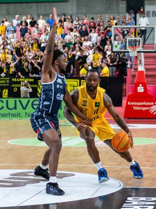 Elijah Miller Eisbaeren Bremerhaven 0 , Jordan Nathaniel Johnson Tigers Tuebingen 11 , Tigers Tuebingen vs Eisbaeren Bremerhaven, Basketball, 2 Basketball Bundesliga ProA, Season 2025 2026, Matchday 34, 02 05 2026, Tigers Tuebingen vs Eisbaeren Bremerhaven, Basketball, 2 Basketball Bundesliga ProA, Season 2025 2026, Matchday 34, 02 05 2026 Tuebingen Copyright: xEibner-Pressefoto FlorianxSchustx EP_FSU