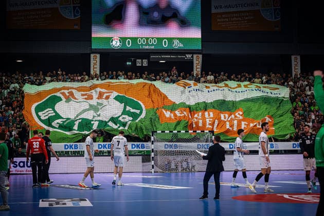 02 05 2026, xovx, Handball Daikin Handball Bundesliga, HSG Wetzlar THW Kiel Fanblock Fahne der Fans der HSG Wetzlar in der Buderus Arena Wetzlar Buderus Arena Hessen Deutschland DE