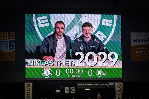 02 05 2026, xovx, Handball Daikin Handball Bundesliga, HSG Wetzlar THW Kiel The contract extension of Niklas Theiß HSG Wetzlar until 2029 is announced on the scoreboard, left Sports Director Michael Allendorf HSG Wetzlar Wetzlar Buderus Arena Hessen Germany EN