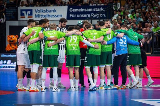 02 05 2026, xovx, Handball Daikin Handball Bundesliga, HSG Wetzlar THW Kiel The players of THW Kiel white jerseys and HSG Wetzlar face each other Wetzlar Buderus Arena Hessen Germany EN
