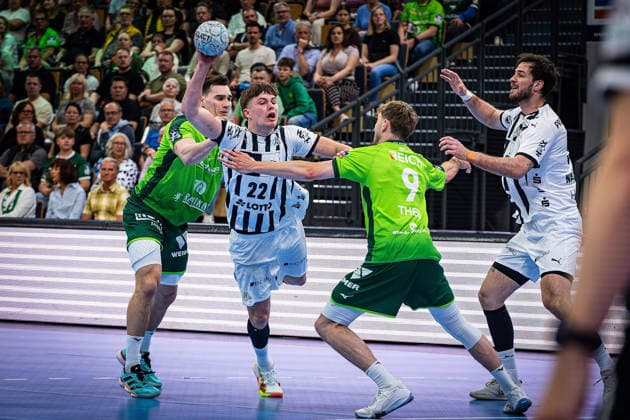 02 05 2026, xovx, Handball Daikin Handball Bundesliga, HSG Wetzlar THW Kiel v l Josip Simic HSG Wetzlar , Rasmus Ankermann THW Kiel , Niklas Theiß HSG Wetzlar , Harald Reinkind THW Kiel Wetzlar Buderus Arena Hessen Germany EN