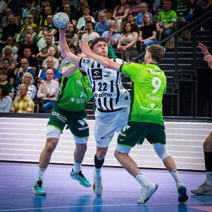 02 05 2026, xovx, Handball Daikin Handball Bundesliga, HSG Wetzlar THW Kiel v l Josip Simic HSG Wetzlar , Rasmus Ankermann THW Kiel , Niklas Theiß HSG Wetzlar Wetzlar Buderus Arena Hessen Germany EN