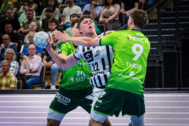 02 05 2026, xovx, Handball Daikin Handball Bundesliga, HSG Wetzlar THW Kiel v l Josip Simic HSG Wetzlar , Rasmus Ankermann THW Kiel , Niklas Theiß HSG Wetzlar Wetzlar Buderus Arena Hessen Germany EN