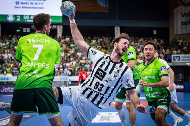 02 05 2026, xovx, Handball Daikin Handball Bundesliga, HSG Wetzlar THW Kiel v l Dominik Mappes HSG Wetzlar , Veron Nacinovic THW Kiel m Ahmet Nafea HSG Wetzlar Wetzlar Buderus Arena Hessen Germany EN