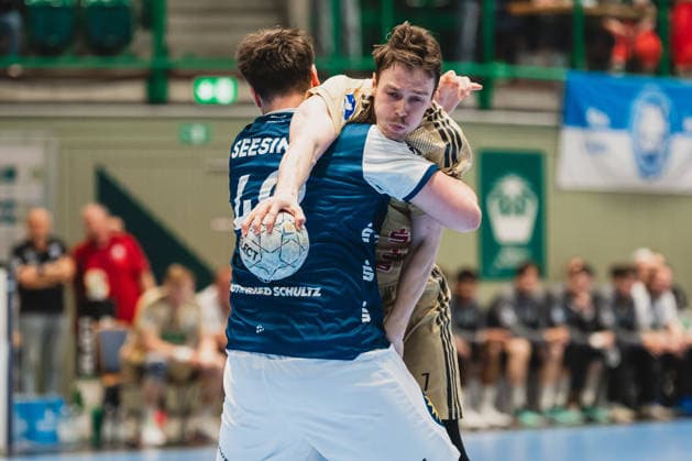 Aron Seesing Bergischer HC, 49 grips Leif Tissier TSV Hannover Burgdorf, 07 who blows through Bergischer HC vs TSV Hannover Burgdorf, Handball, Daikin 1 HBL, Matchday 30, Season 2025 26, 02 04 2026, Bergischer HC vs TSV Hannover Burgdorf, Handball, Daikin 1 HBL, Matchday 30, Season 2025 26, 02 04 2026 Wuppertal Copyright: xEibner-Pressefoto LukasxBaldygax EP_LBA