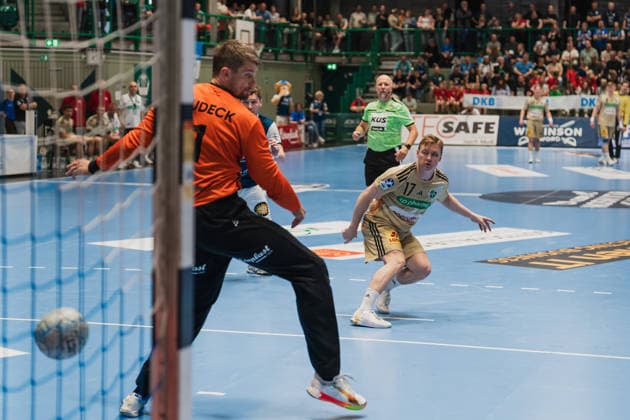 Christopher Rudeck Bergischer HC, 01 looks after the shot from August Pedersen TSV Hannover Burgdorf, 17, which goes into the goal Bergischer HC vs TSV Hannover Burgdorf, Handball, Daikin 1 HBL, Matchday 30, Season 2025 26, 02 04 2026, Bergischer HC vs TSV Hannover Burgdorf, Handball, Daikin 1 HBL, Matchday 30, Season 2025 26, 02 04 2026 Wuppertal Copyright: xEibner-Pressefoto LukasxBaldygax EP_LBA