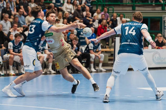 Soeren Steinhaus Bergischer HC, 53 grabs the ball in the passing hand of Renars Uscins TSV Hannover Burgdorf, 10 and Gerdas Babarskas Bergischer HC, 14 tries to grab the ball Bergischer HC vs TSV Hannover Burgdorf, Handball, Daikin 1 HBL, Matchday 30, Season 2025 26, 02 04 2026, Bergischer HC vs TSV Hannover Burgdorf, Handball, Daikin 1 HBL, Matchday 30, Season 2025 26, 02 04 2026 Wuppertal Copyright: xEibner-Pressefoto LukasxBaldygax EP_LBA