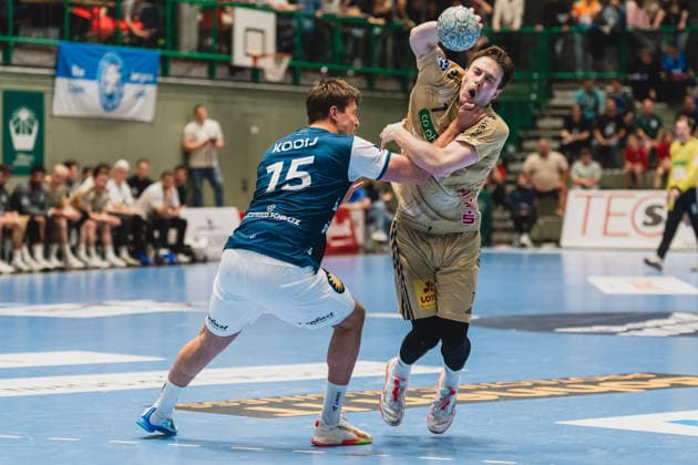 Lars Kooij Bergischer HC, 15 grabs Leif Tissier TSV Hannover Burgdorf, 07 by the neck in a duel Bergischer HC vs TSV Hannover Burgdorf, Handball, Daikin 1 HBL, Matchday 30, Season 2025 26, 02 04 2026, Bergischer HC vs TSV Hannover Burgdorf, Handball, Daikin 1 HBL, Matchday 30, Season 2025 26, 02 04 2026 Wuppertal Copyright: xEibner-Pressefoto LukasxBaldygax EP_LBA