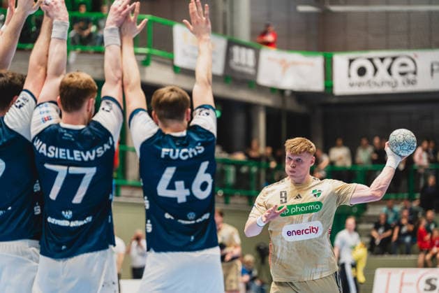 Johannes Wasielewski Bergischer HC, 77 and Julian Fuchs Bergischer HC, 46 stand in the wall during Vilhelm Poulsens free throw TSV Hannover Burgdorf, 09 Bergischer HC vs TSV Hannover Burgdorf, Handball, Daikin 1 HBL, Matchday 30, Season 2025 26, 02 04 2026, Bergischer HC vs TSV Hannover Burgdorf, Handball, Daikin 1 HBL, Matchday 30, Season 2025 26, 02 04 2026 Wuppertal Copyright: xEibner-Pressefoto LukasxBaldygax EP_LBA