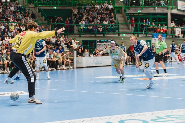 Joel Birlehm TSV Hannover Burgdorf, 35 gets a free throw Noah Beyer Bergischer HC, 02 the ball through his legs into the goal Bergischer HC vs TSV Hannover Burgdorf, Handball, Daikin 1 HBL, Matchday 30, Season 2025 26, 02 04 2026, Bergischer HC vs TSV Hannover Burgdorf, Handball, Daikin 1 HBL, Matchday 30, Season 2025 26, 02 04 2026 Wuppertal Copyright: xEibner-Pressefoto LukasxBaldygax EP_LBA