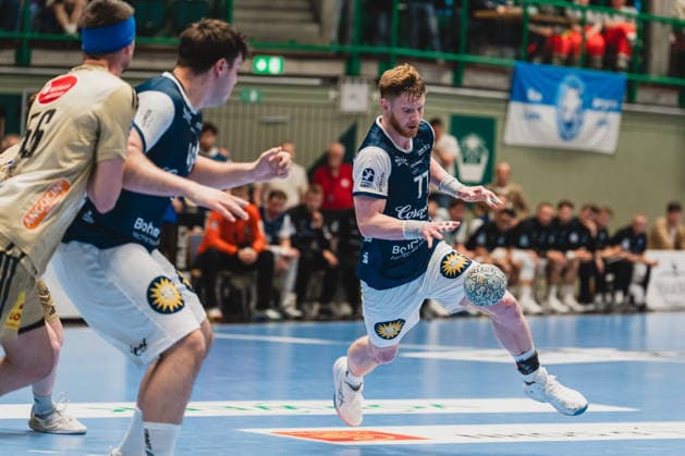 Hannes Feise TSV Hannover Burgdorf, 56 in a duel with Aron Seesing Bergischer HC, 49 watching Johannes Wasielewski Bergischer HC, 77 focused with the ball Bergischer HC vs TSV Hannover Burgdorf, Handball, Daikin 1 HBL, Matchday 30, Season 2025 26, 02 04 2026, Bergischer HC vs TSV Hannover Burgdorf, Handball, Daikin 1 HBL, Matchday 30, Season 2025 26, 02 04 2026 Wuppertal Copyright: xEibner-Pressefoto LukasxBaldygax EP_LBA