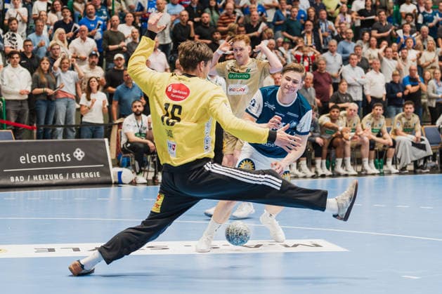 Simon Gade TSV Hannover Burgdorf, 16 holds the throw of Julian Fuchs Bergischer HC, 46 Bergischer HC vs TSV Hannover Burgdorf, Handball, Daikin 1 HBL, Matchday 30, Season 2025 26, 02 04 2026, Bergischer HC vs TSV Hannover Burgdorf, Handball, Daikin 1 HBL, Matchday 30, Season 2025 26, 02 04 2026 Wuppertal Copyright: xEibner-Pressefoto LukasxBaldygax EP_LBA