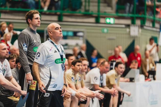 Joel Birlehm TSV Hannover Burgdorf, 35 stands behind coach Juan Carlos Pastor Gomez TSV Hannover Burgdorf, coach looking hopefully and tensely onto the pitch Bergischer HC vs TSV Hannover Burgdorf, Handball, Daikin 1 HBL, Matchday 30, Season 2025 26, 02 04 2026, Bergischer HC vs TSV Hannover Burgdorf, Handball, Daikin 1 HBL, Matchday 30, Season 2025 26, 02 04 2026 Wuppertal Copyright: xEibner-Pressefoto LukasxBaldygax EP_LBA