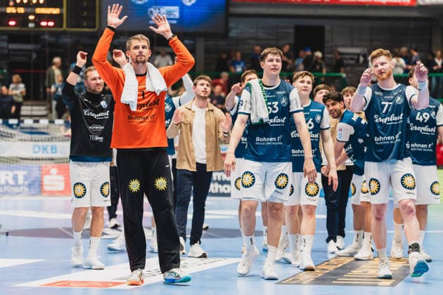 Christopher Rudeck Bergischer HC, 01 does the laola with the fans, Soeren Steinhaus Bergischer HC, 53 , Johannes Wasielewski Bergischer HC, 77 Bergischer HC vs TSV Hannover Burgdorf, Handball, Daikin 1 HBL, Matchday 30, Season 2025 26, 02 04 2026, Bergischer HC vs TSV Hannover Burgdorf, Handball, Daikin 1 HBL, Matchday 30, Season 2025 26, 02 04 2026 Wuppertal Copyright: xEibner-Pressefoto LukasxBaldygax EP_LBA