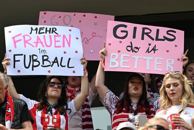 15.04.2026, xophax, Fussball , Frauen Bundesliga Google Pixel Frauen - Bundesliga 25 26. 1.FC Köln gegen Werder Bremen. Rhein Energie Stadion. Fans zeigen Pro Frauenfussball - Plakate. (DFL DFB REGULATIONS PROHIBIT ANY USE OF PHOTOGRAPHS as IMAGE SEQUENCES and or QUASI-VIDEO) Koeln *** 15 04 2026, xophax, Fußball , Frauen Bundesliga Google Pixel Frauen Bundesliga 25 26 1 FC Köln vs Werder Bremen Rhein Energie Stadion Fans zeigen Pro Frauenfussball Plakate DFL DFB REGULATIONS PROHIBIT ANY USE OF PHOTOGRAPHS as IMAGE SEQUENCES and or QUASI VIDEO Koeln